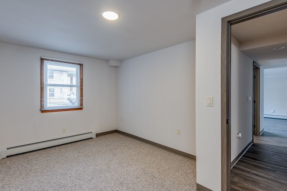 318oak meadow bedroom with hallway.PNG